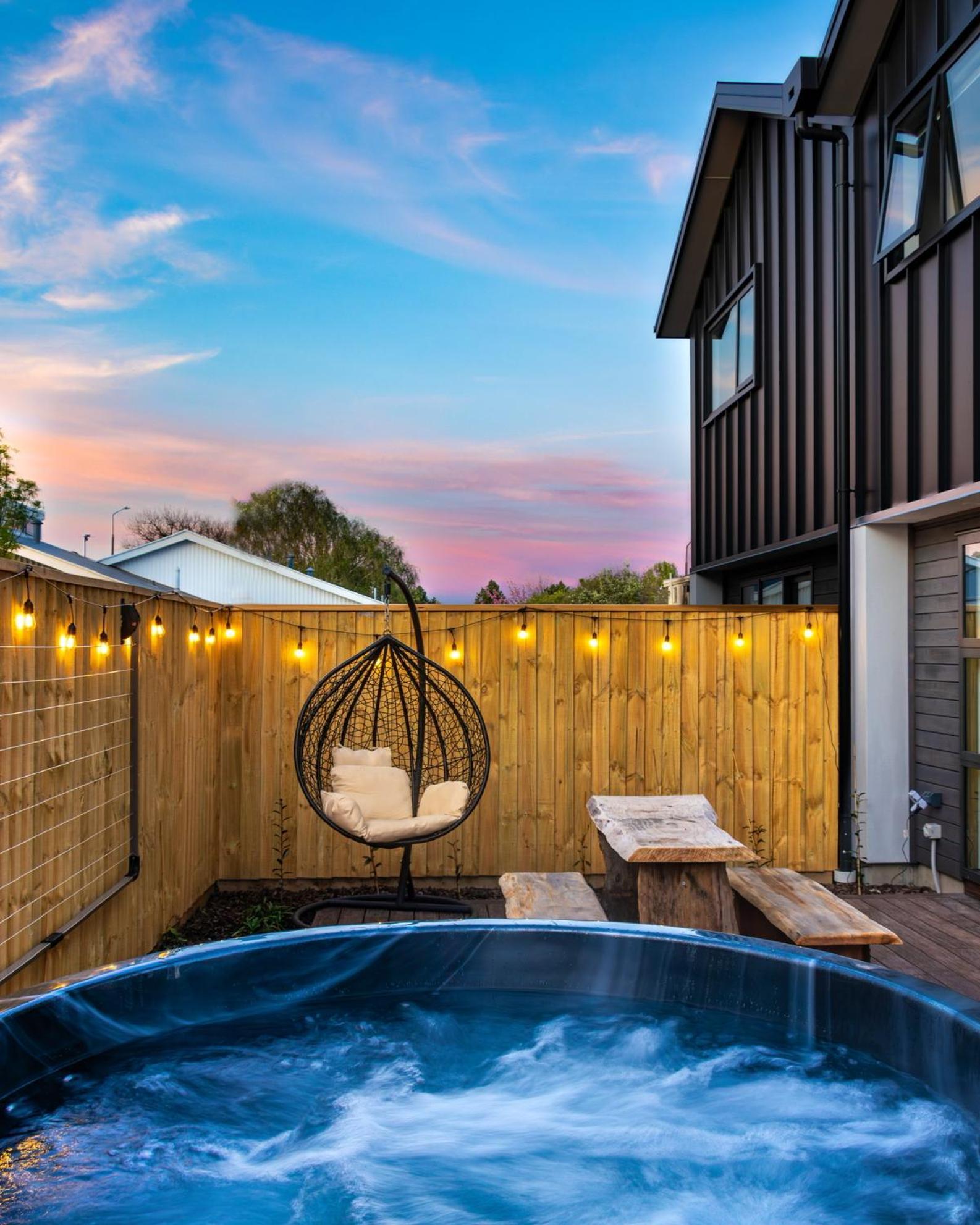 Appartement Cozy Retreat With Hot Tub à Christchurch Extérieur photo